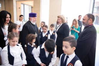 Ամենայն Հայոց Կաթողիկոսը հյուրընկալեց դպրոցականներին 64 Dprocakanner 11