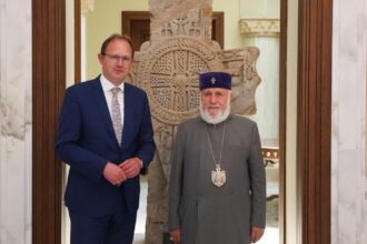 Ամենայն Հայոց Կաթողիկոսն ընդունեց ԵԽ պատգամավորին 56 Ekh patgamavor 2