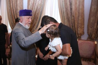 Ամենայն Հայոց Կաթողիկոսն ընդունեց զոհված զինծառայողների ընտանիքների անդամներին (նկարներ) 54 Zohvats zintsarayoghner 7