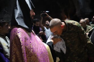 Խաչափայտի մասունքը Ս. Էջմիածնից բերվեց Հայրավանք՝ ուխտի պատարագի 40 Hayravanqi ughti 6