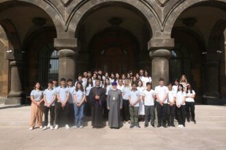 Ամենայն Հայոց Կաթողիկոսն ընդունեց Արգենտինահայ դպրոցականներին (նկարներ) 58 Argentinahay dprocakanner 2