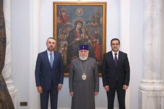 Ամենայն Հայոց Կաթողիկոսն ընդունեց Մաշտոցյան Մատենադարանի տնօրենին և փոխտնօրենին 52 Matenadarani tnoren 1