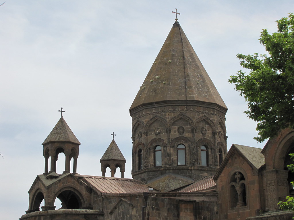 Մայր Աթոռն իր աջակցությունն է ցուցաբերում բռնի տեղահանված արցախահայությանը 11 Mayr Tachar 975