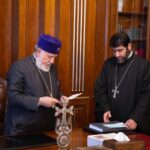 Մայր Աթոռի «Վաչե և Թամար Մանուկյան» Մատենադարանի տնօրենն Ամենայն Հայոց Կաթողիկոսին հանձնեց պատմական գիտությունների թեկնածուի կոչման վկայագիրը 14 Ter Ararat 2