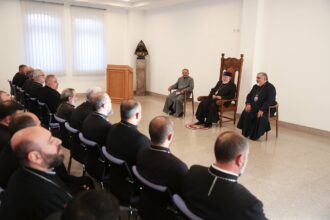 Ամենայն Հայոց Կաթողիկոսը հանդիպում ունեցավ Մայր Աթոռում վերապատրաստման դասընթացներն ավարտած եկեղեցականների հետ (նկարներ) 24 Verapatrastman qahananer 2