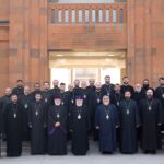 Ամենայն Հայոց Կաթողիկոսը հանդիպում ունեցավ Մայր Աթոռում վերապատրաստման դասընթացներն ավարտած եկեղեցականների հետ 17 Qahanneri het handipwum 9