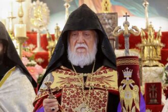 «ՄԵՐ ԵԿԵՂԵՑԻՆ ՉԻ՛ ԿՐՆԱՐ ԱՆՏԱՐԲԵՐ ՄՆԱԼ Ի ՏԵՍ ՀԱՅՐԵՆԻՔԻ ՔԱՆԴՈՒՄԻՆ» — Ն.Ս.Օ.Տ.Տ. ԱՐԱՄ Ա. ԿԱԹՈՂԻԿՈՍ 26 Aram A 368