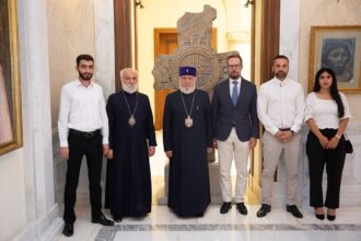 Ամենայն Հայոց Կաթողիկոսն ընդունեց «Սոս Արևելքի քրիստոնյաներ» կազմակերպության պատվիրակությանը 56 Sos arevelk 2