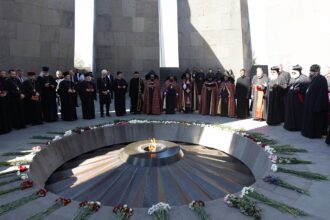 Աղոթք բարձրացվեց Ծիծեռնակաբերդի հուշահամալիրում և «Եռաբլուր» զինվորական պանթեոնում (նկարներ) 58 Tsiternakaberd aghotq 4