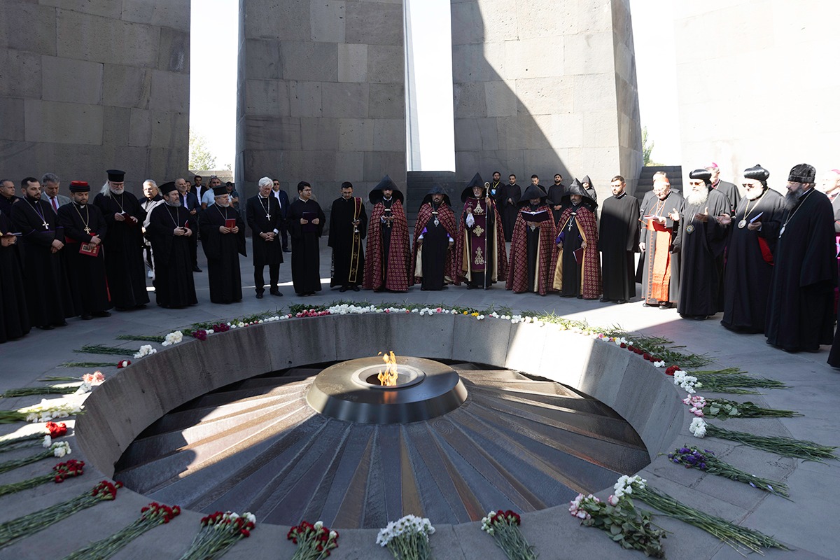 Աղոթք բարձրացվեց Ծիծեռնակաբերդի հուշահամալիրում և «Եռաբլուր» զինվորական պանթեոնում (նկարներ) 11 Tsiternakaberd aghotq 4